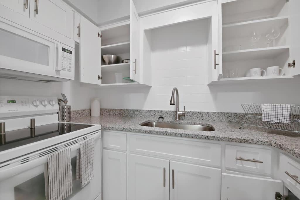 Decorative 1br With Parking Close To Stores