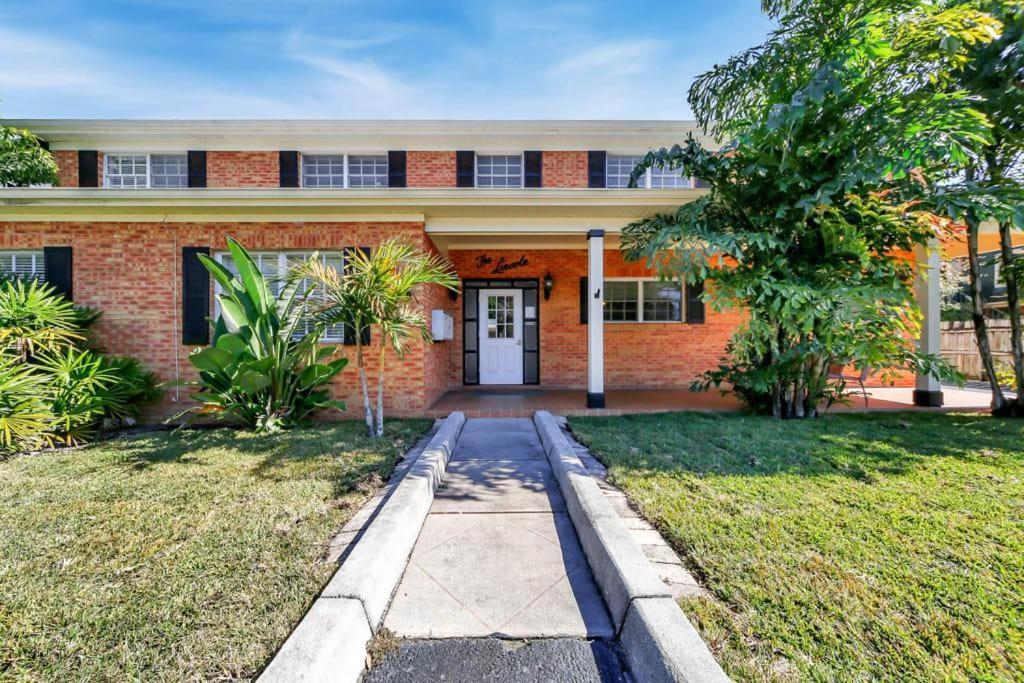 Apartment Decorative 1br With Parking Close To Stores *