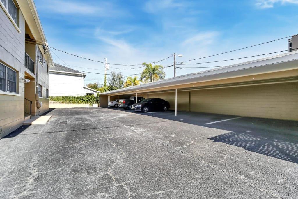 Decorative 1br With Parking Close To Stores *